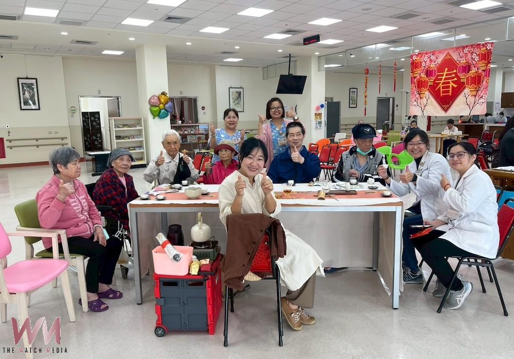 臺中榮總嘉義分院結合藝術、人文與生活美學,為榮民(眷)住民長輩打造溫馨時光,成為長輩們生活的日常。(圖/臺中榮總嘉義分院提供)