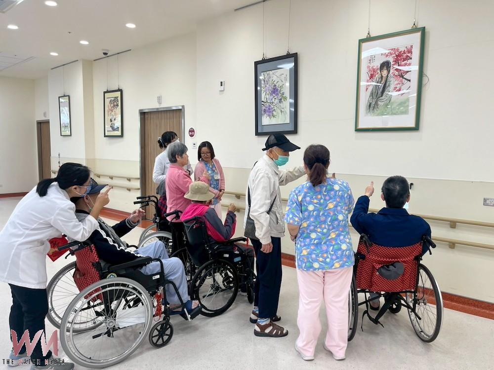 臺中榮總嘉義分院結合藝術、人文與生活美學,為榮民(眷)住民長輩打造溫馨時光,成為長輩們生活的日常。(圖/臺中榮總嘉義分院提供)