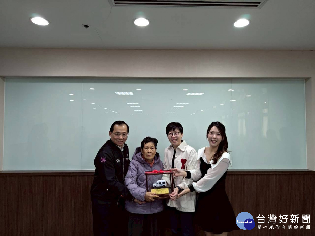 劉衍葶、劉曦文兩姊妹落實對社會關懷的精神捐贈復康巴士。