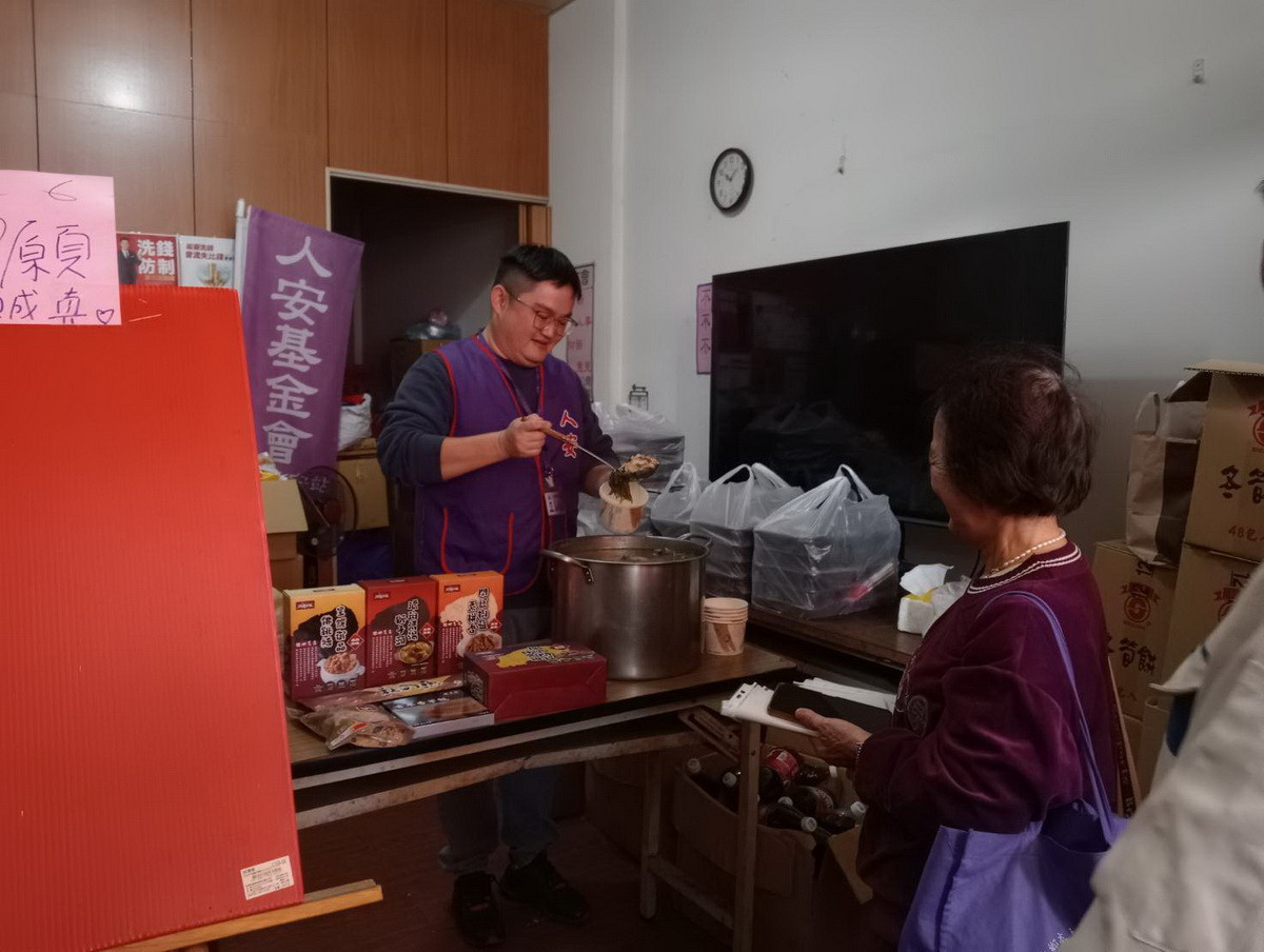 南投平安站為弱勢族群準備熱食。（南投平安站提供）