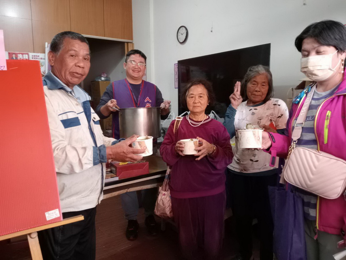 南投平安站為弱勢族群準備熱食。(南投平安站提供)