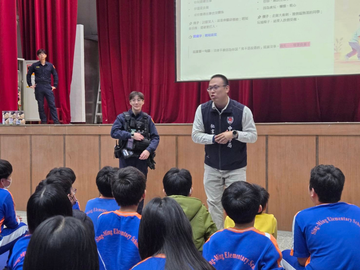 中壢警攜手新明國小法治教育，扎根法治與交通安全觀念。