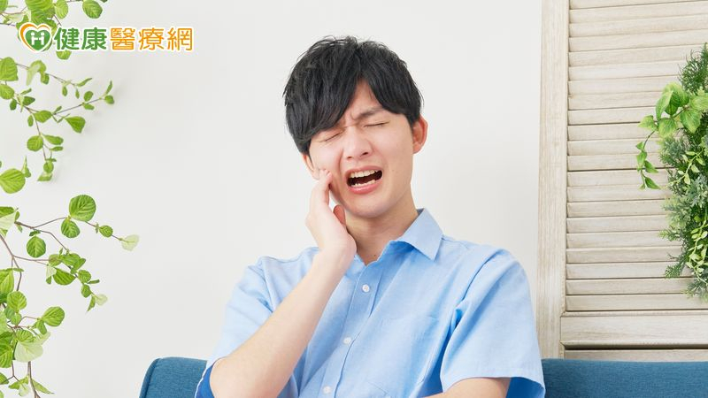 牙齒在搖等於保不住?醫解析搖動程度分三級 「這樣做」自我判斷