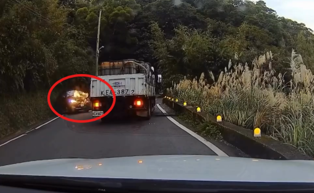 影/山路過彎失控撞貨車-轎車起火貨車狂噴水