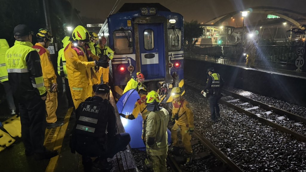 暖暖火車站深夜死傷事故!男疑低頭找物侵入軌道-遭區間車撞擊慘死車底