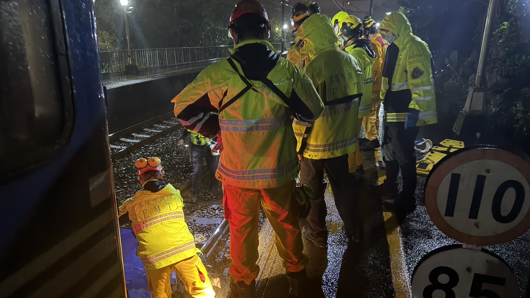 基隆市消防局派遣8車13人趕赴救護,發現林男被困在火車下方,當下已無生命徵象。