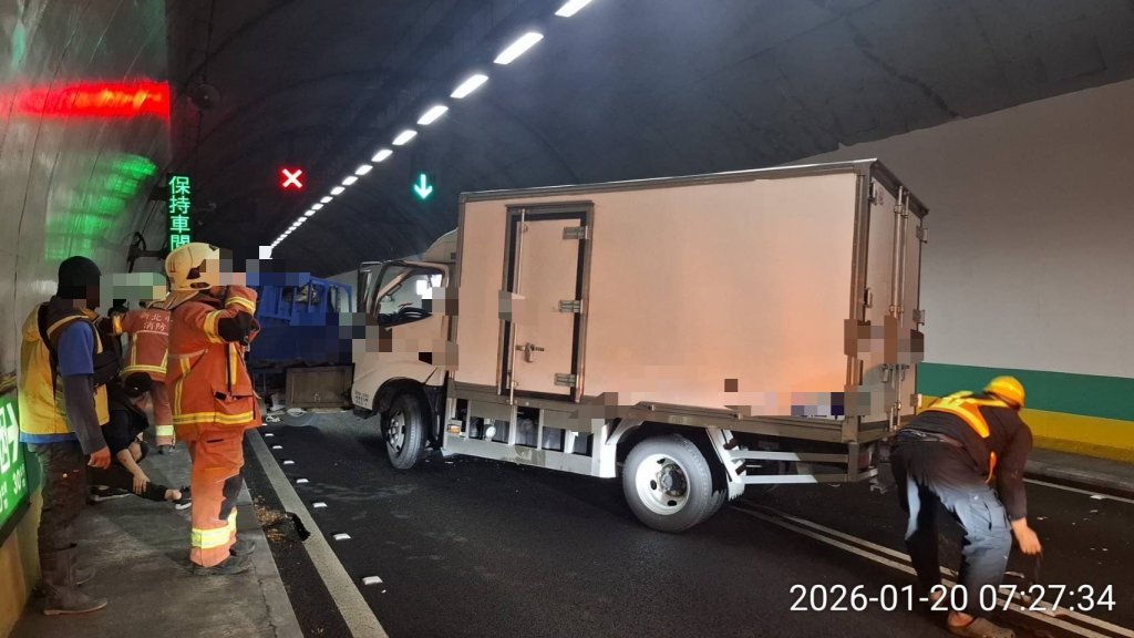 國5彭山隧道事故!貨車故障停車道遭後方追撞 駕駛一度昏迷