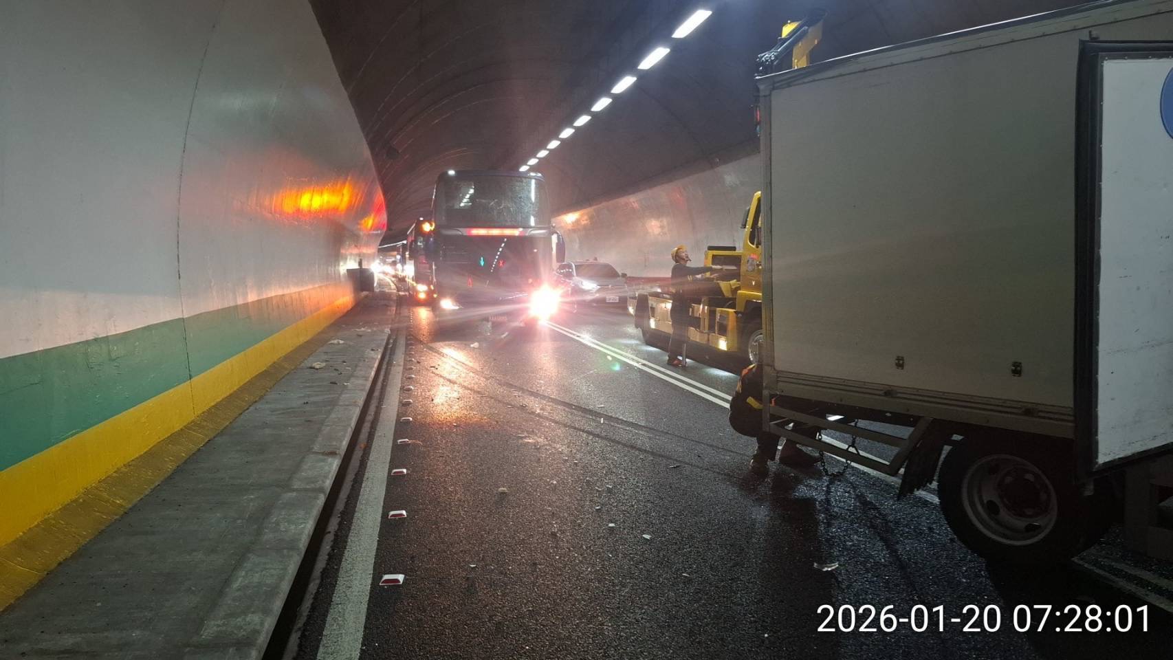 事故影響,彭山隧道內側及部分外側車道受阻,導致南下車流大排長龍。國道警方於現場進行交通管制,並在上午8時32分將事故車輛排除,全線恢復正常通車。