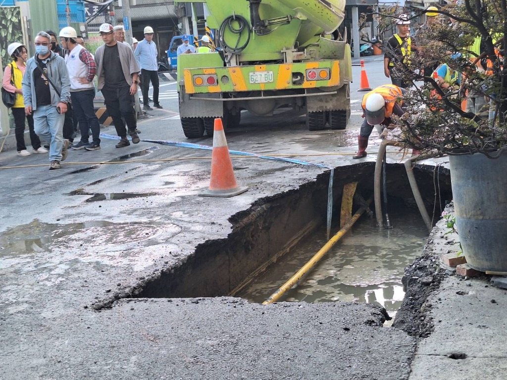 台南五妃街驚現「2公尺深天坑」!疑自來水管破裂掏空地基 工務局封路灌漿搶修