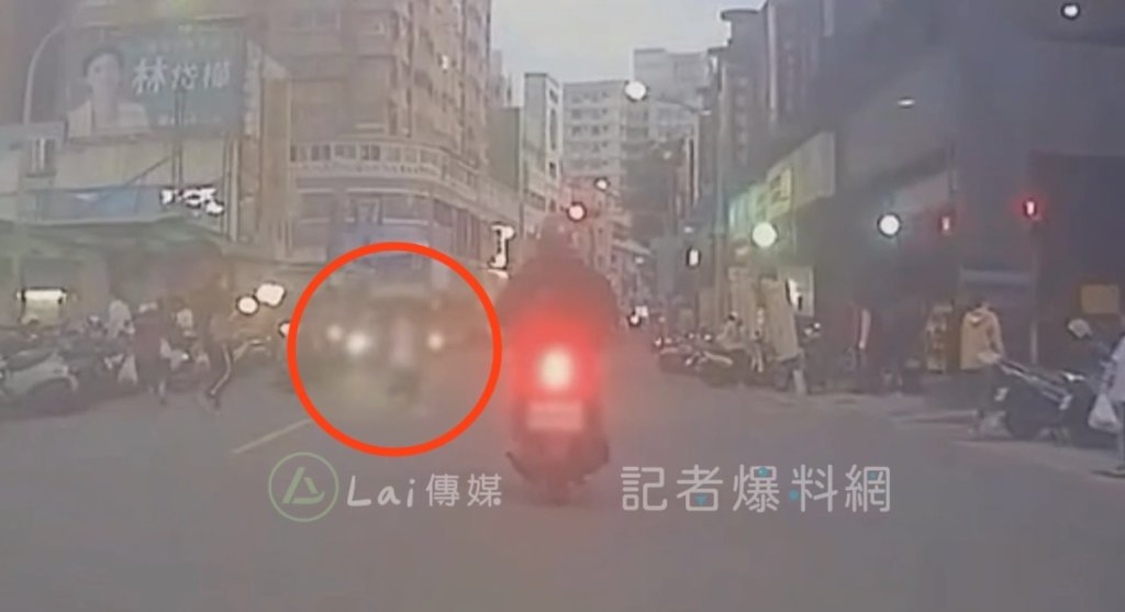 獨/女童「衝過馬路」險挨撞!後方家長「走自己的」 恐吃千元罰單