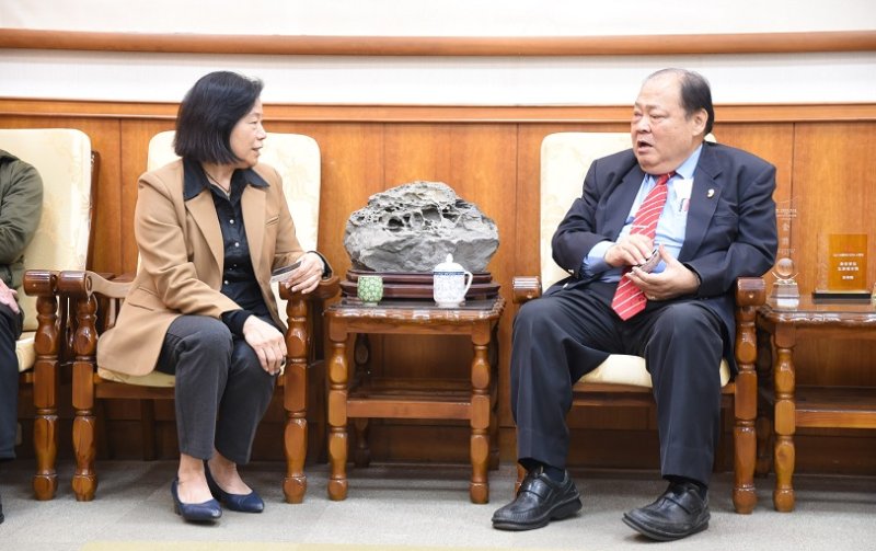 澎湖縣審計室主任高慧雅拜會 陳光復盼以審計專業協助縣府健全財務