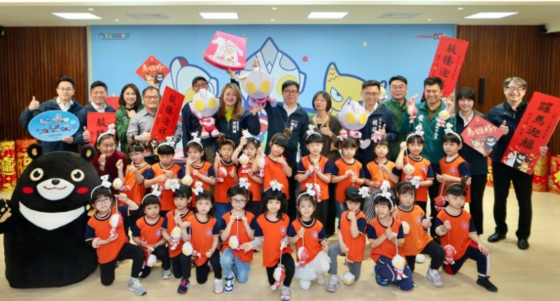 開箱新春小物與超人力霸王提燈 陳其邁祝福市民「馬」上幸福