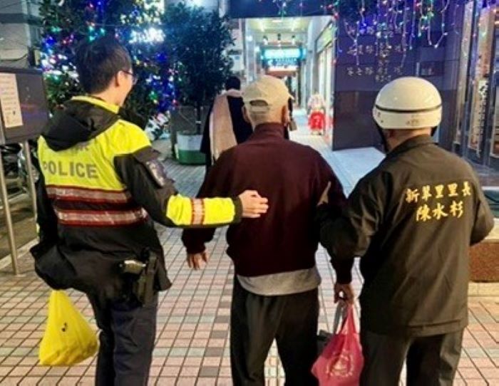 助迷途長者返家 海山警流利客語神救援 31 《圖說》海山警助疑身體不適無力坐於路邊老翁返家。〈海山分局提供〉