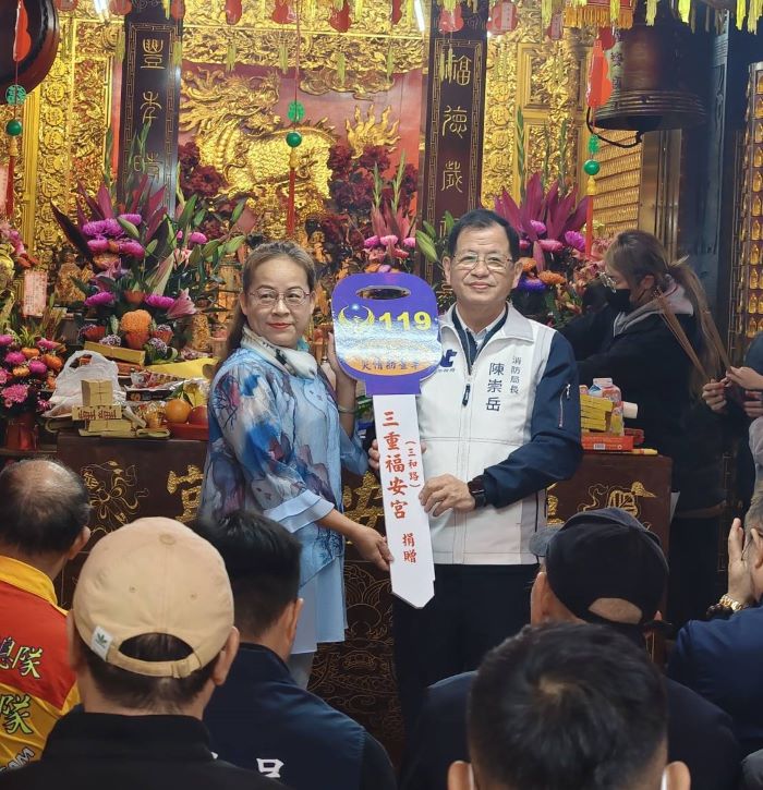 新北消特搜添利器 三重福安宮贈災情勘查車 40 《圖說》三重福安宮主委莊佩琴(左1)捐贈災情勘查車及救護器材,由新北消局長局長陳崇岳(右1)代表受贈。〈消防局提供〉