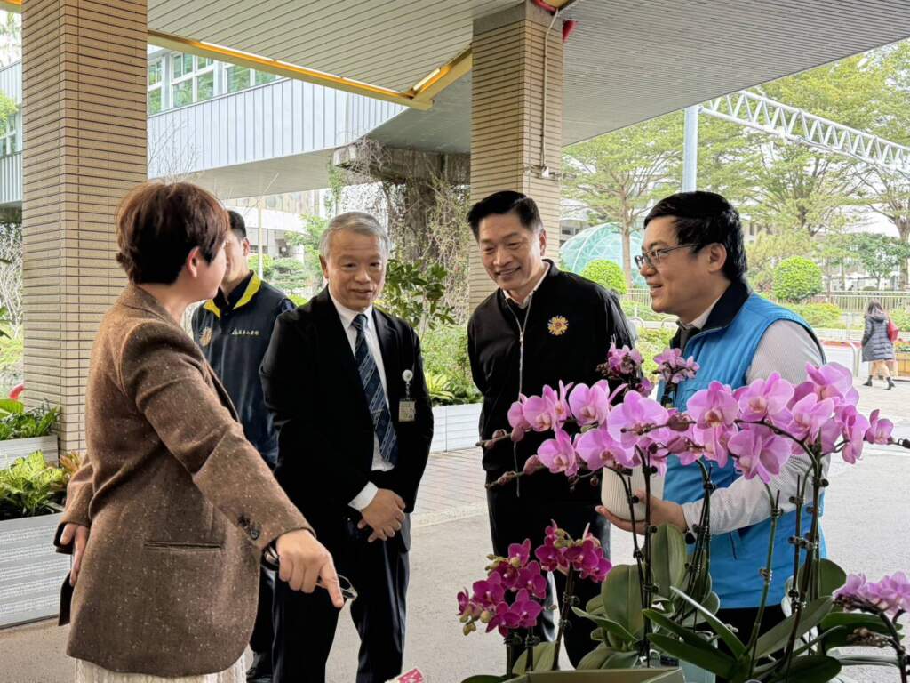 ▲為體恤醫護人員工作繁忙、無暇外出選購年節好物,輔導會轄下五大農場於19日首度前進臺北榮民總醫院,舉辦農特產品展售會。