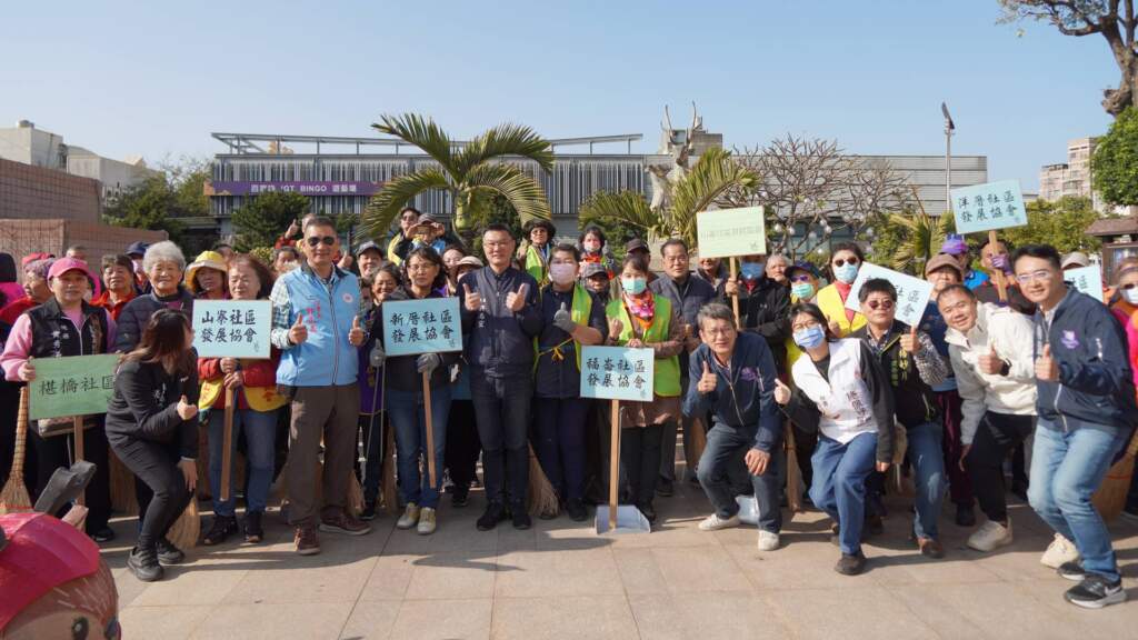 ▲鹿港鎮公所今日在鎮長許志宏的號召下,發起「年終大掃除誓師大會」,鼓勵民眾提前捲起衣袖,開始「大拚掃」,幫助清潔隊員分流年前的垃圾處理量能,讓大家一起開心過好年。(圖/記者林明佑翻攝)