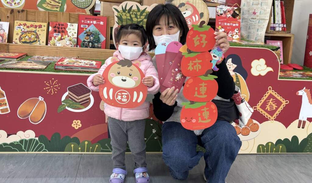 ▲馬年創意春聯、限量紅包，新竹縣13鄉鎮市圖書館可兌換。