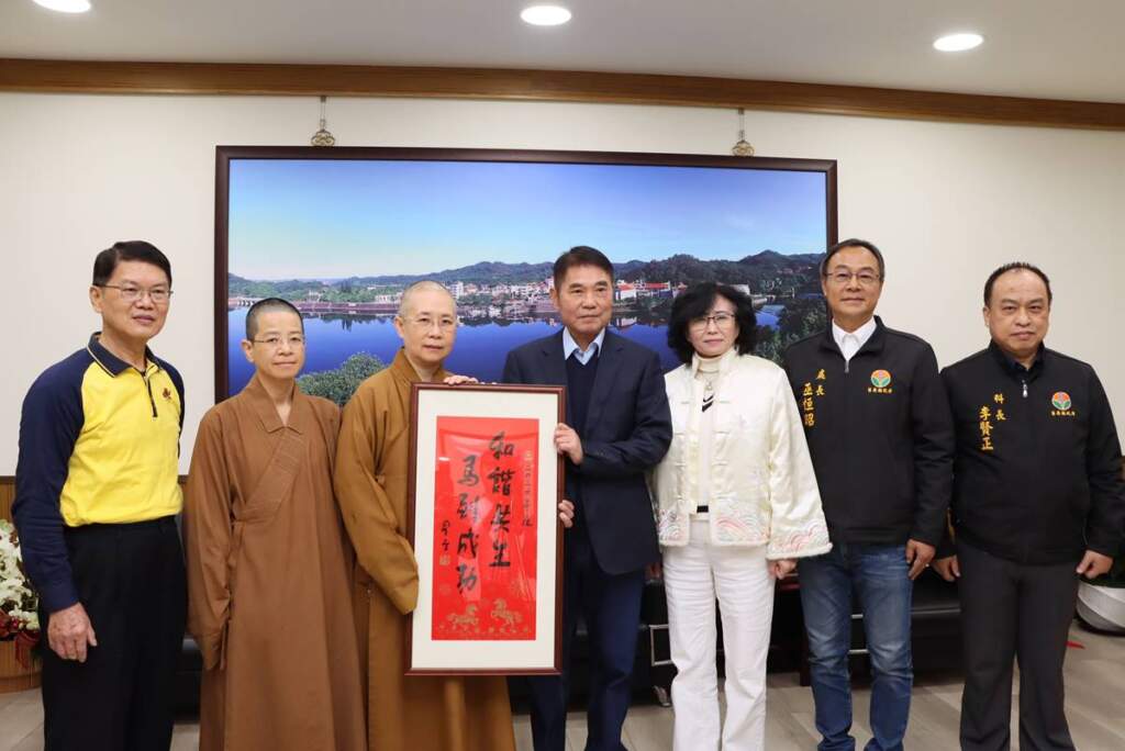 ▲妙蓮法師致贈星雲法師墨寶給縣長。