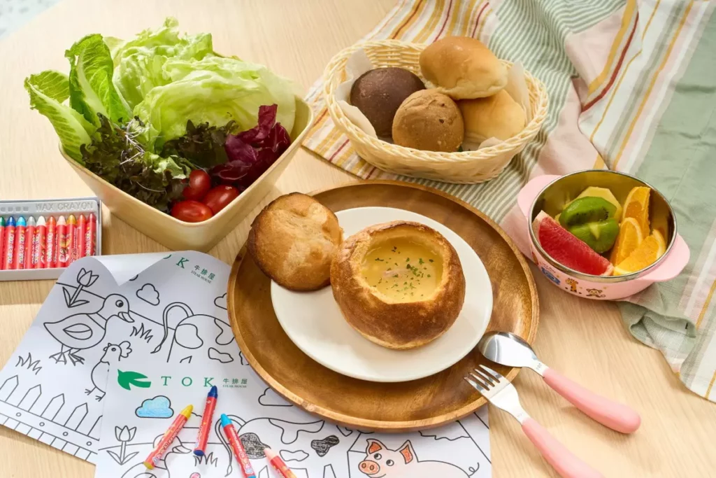TOK牛排屋友善親子用餐， 120公分以下兒童與父母同行可免費享用自助吧，還贈送濃湯麵包盅