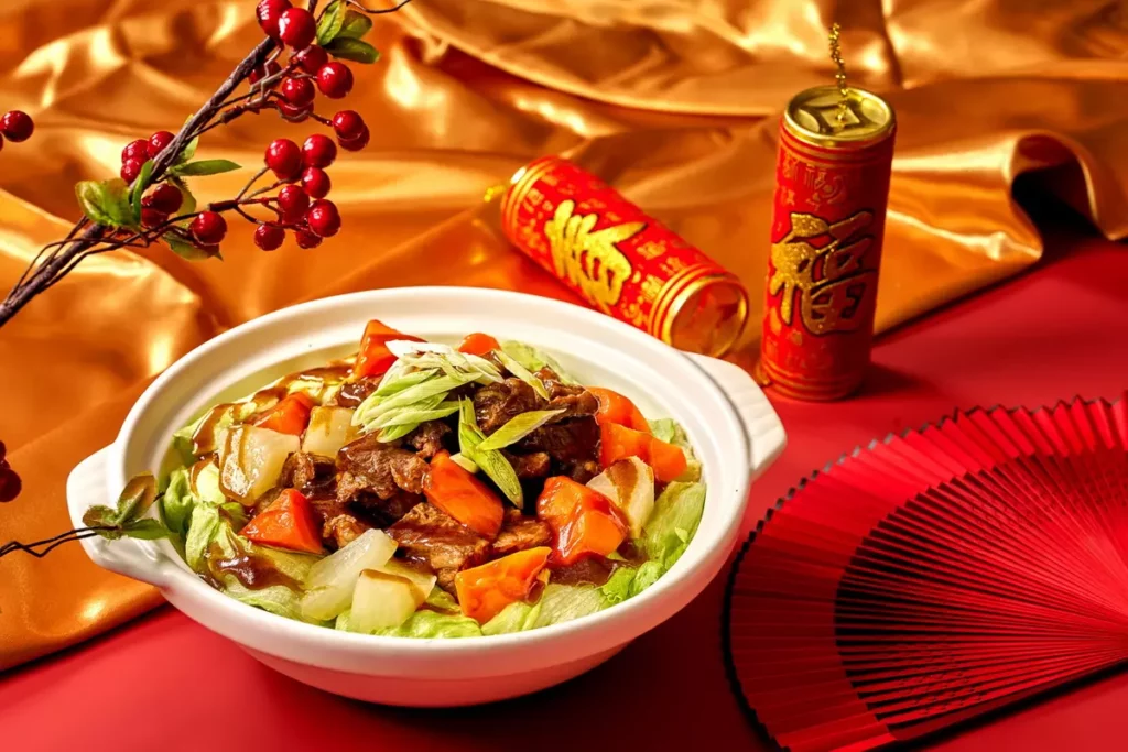 「柱侯銀蘿牛肉煲」秘製嫩煮手工醬料，牛腱子心帶點膠質口感Q彈，蘿蔔入口即化，口味甘甜豐潤。(瀚寓酒店提供)