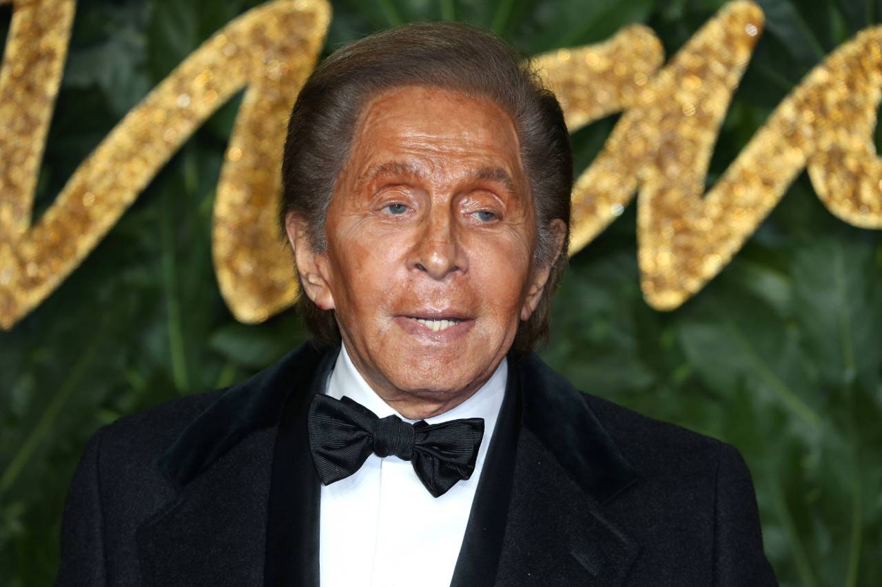 又一傳奇設計師殞落,Valentino Garavani 辭世,享壽 93 歲。一同回顧他人生的精彩片段