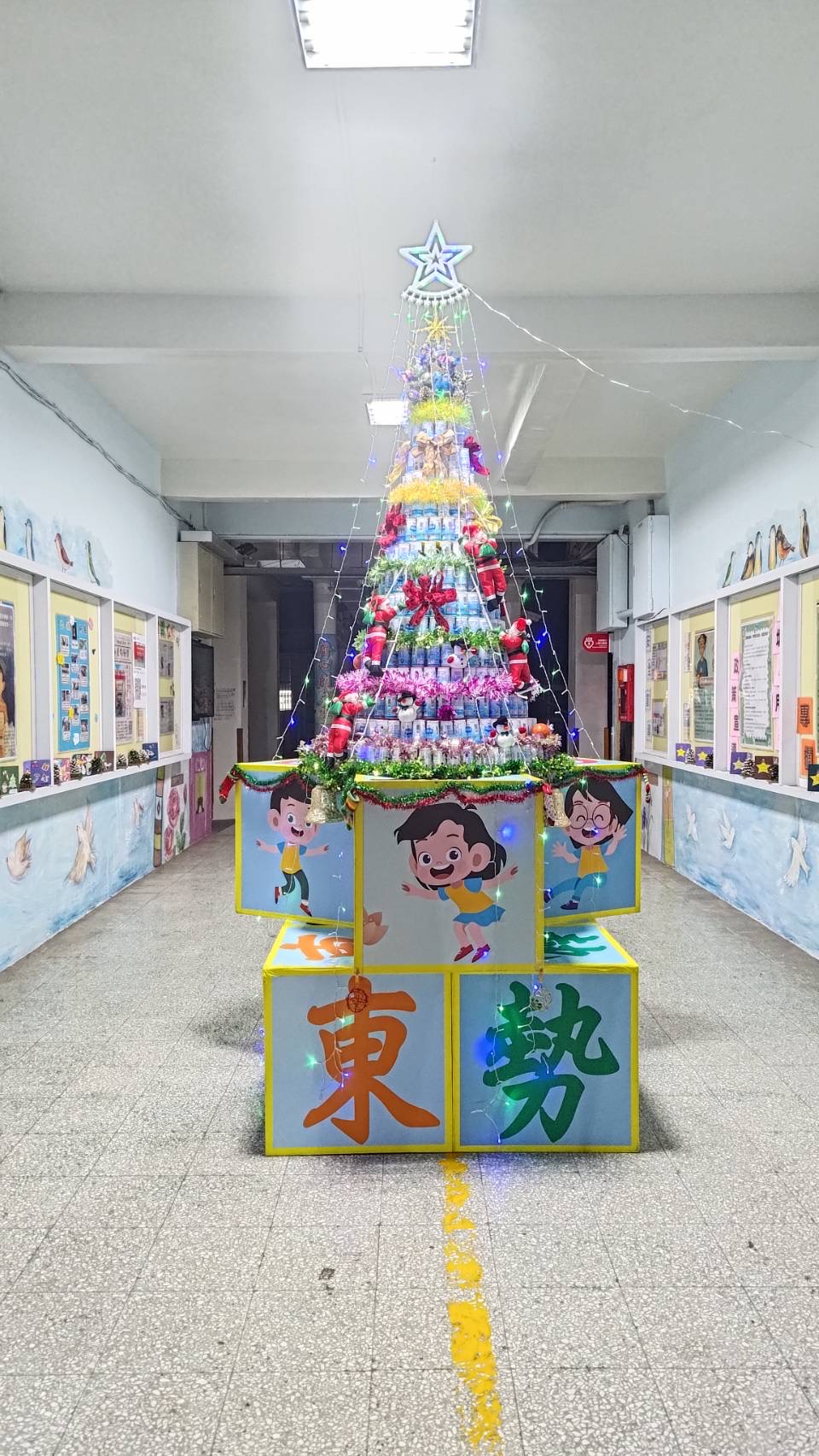 平鎮東勢國小學子實踐永續美學 牛奶瓶、舊書變身環保聖誕樹 32466 6