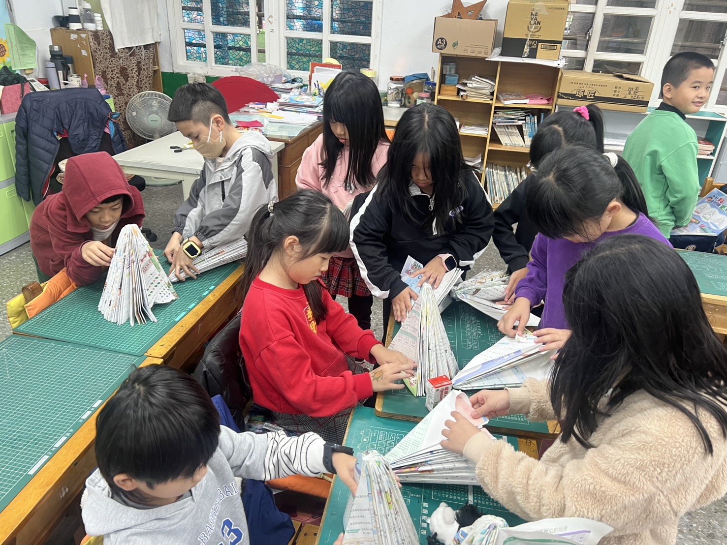 平鎮東勢國小學子實踐永續美學 牛奶瓶、舊書變身環保聖誕樹 32466 1
