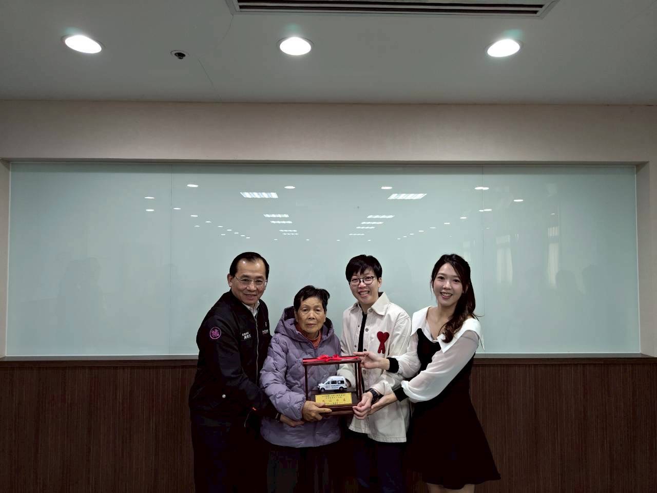 2姊妹暖贈桃園復康巴士 落實社會關懷精神 S 131211467 0