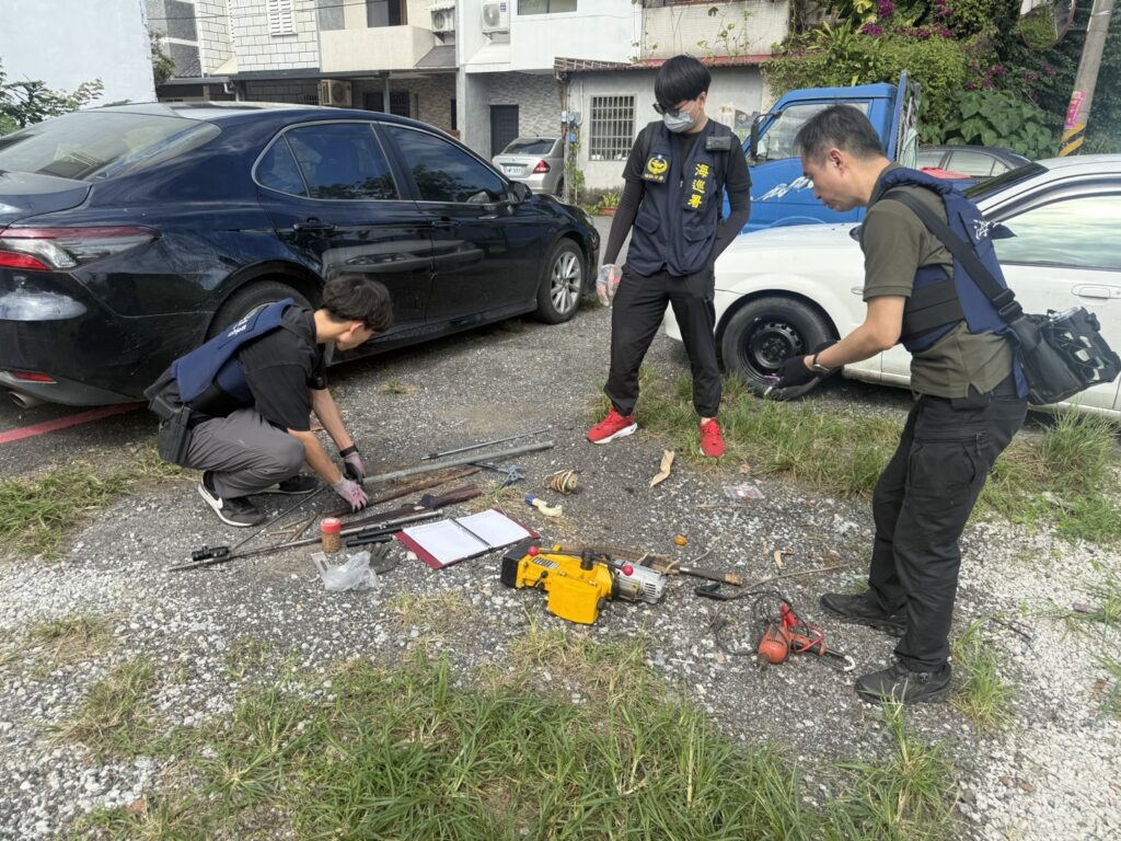 海巡署偵防分署花蓮查緝隊於花蓮縣執行查緝行動，查獲火藥式槍枝乙把及改造工具。（海巡署提供）