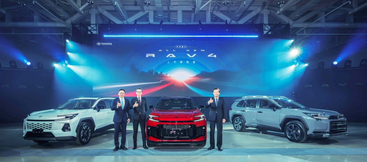 ▲TOYOTA 總代理和泰汽車於2026年發表ALL NEW TOYOTA RAV4上市，董事長黃南光(右一)、總經理蘇純興(左一)與新車合影