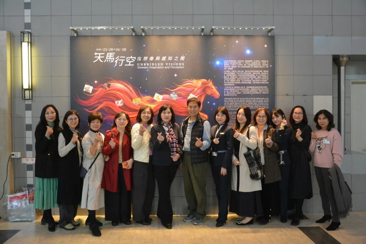 ▲馬年藝術先行！《天馬行空》聯展高雄機場登場，想像力在出境廳奔馳。