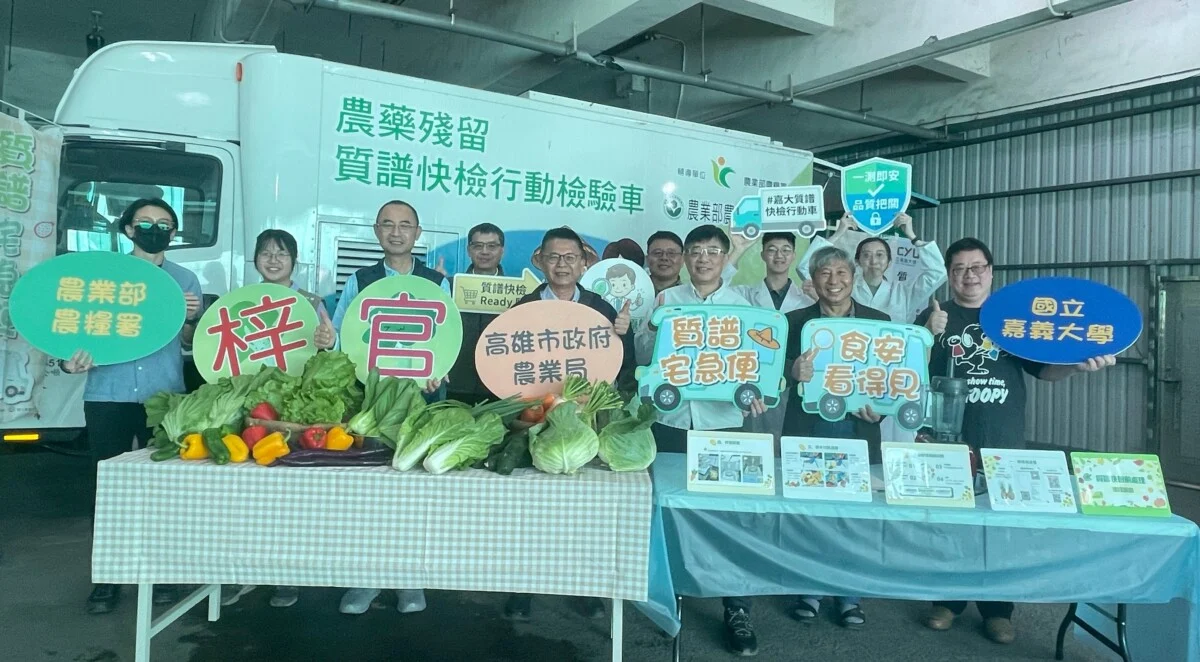 ▲高雄市政府農業局長姚志旺(前排中)至梓官區農會蔬菜集貨場訪視「質譜宅急便」巡迴服務,,前排左三為梓官農會總幹事林逸昌合影。