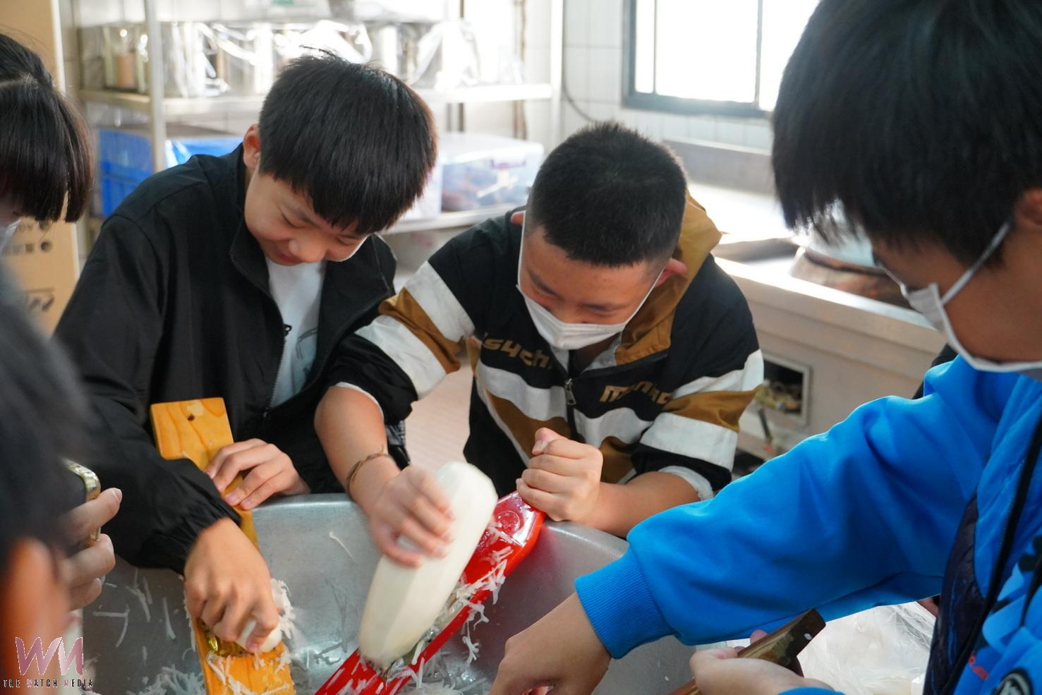 （有影片）／從田裡到灶腳　香田國小學童動手做出農村好彩頭