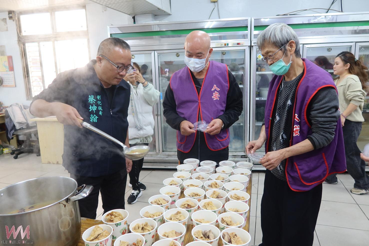 (有影片)/熱騰騰麻油雞與愛心年禮 陪寒士街友度寒冬 - https://www.watchmedia01.com