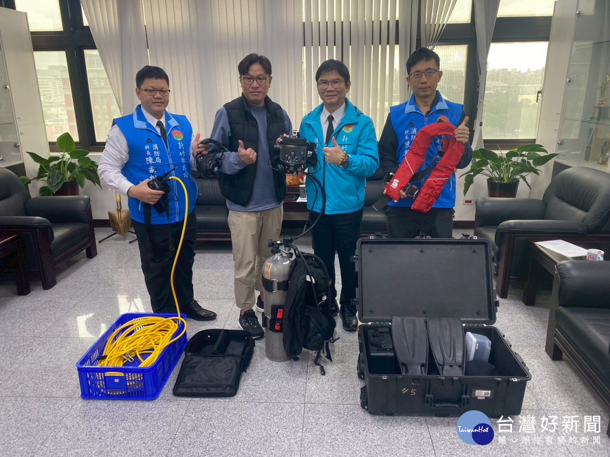 芎林鄉地方仕紳萬勝郎捐贈潛水呼吸防護系統6組及潛水RIT緊急救援系統1組予新竹縣消防局。
