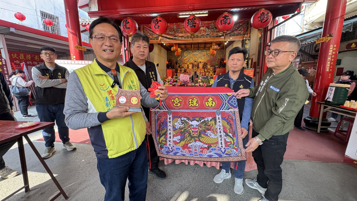1月31日南瑤宫入火安座前媽祖鑾轎會先遶境彰化四城門信眾設香案迎駕即獲贈精美桌裙。圖/彰化市公所提供