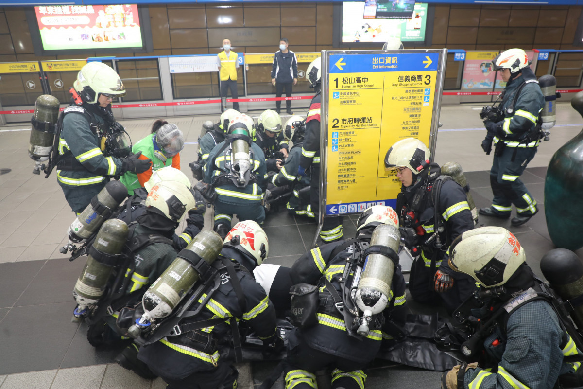 為強化緊急應變能力,台北捷運公司與台北市府警消等相關單位,於去(2025)12月26日,在北捷市政府站及市府轉運站舉行高強度無差別攻擊危安演練。(圖/台北大眾捷運股份有限公司提供)