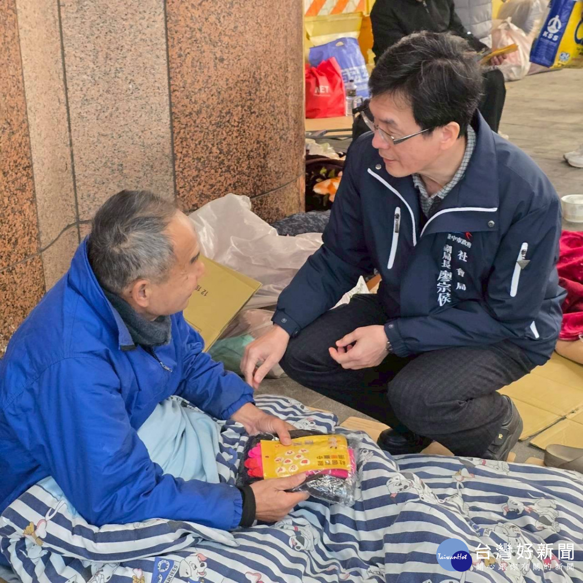 台中市社會局啟動低溫關懷，走上街頭發放禦寒物資。