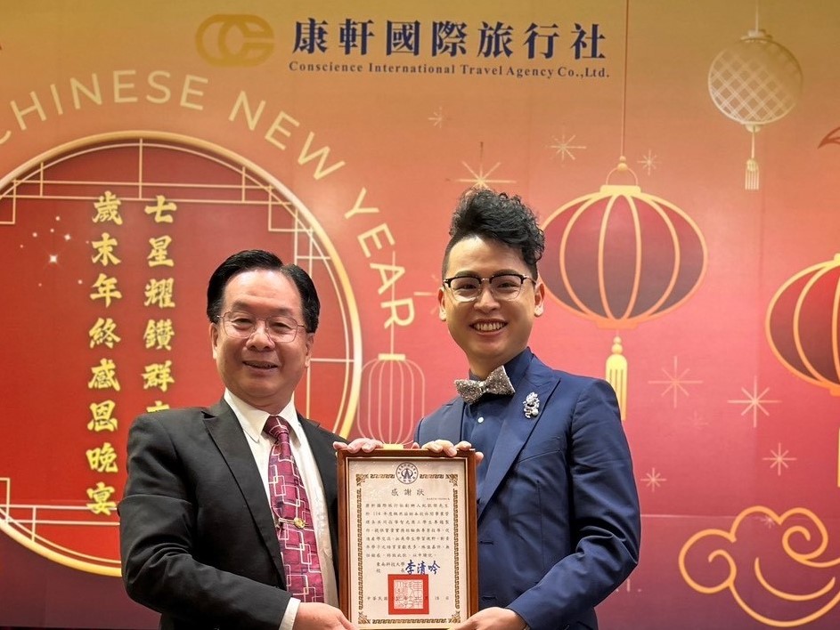 圖／東南科技大學李清吟校長親自頒發感謝狀，表揚康軒國際旅行社創辦人暨休閒事業管理系傑出校友紀凱傑對教育與產業的貢獻。（東南科技大學提供）