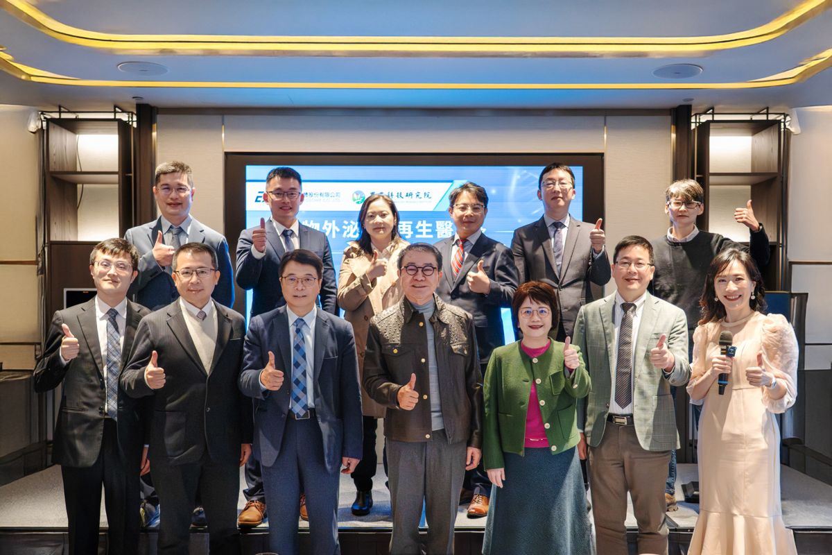 圖/台灣外泌體股份有限公司董事長洪奇昌(前排左四)與財團法人農業科技研究院代理院長李紅曦(前排右三)率領雙方團隊合影留念,象徵雙方在外泌體與再生醫學領域深化合作、攜手推動產研交流。(台灣外泌體股份有限公司提供)