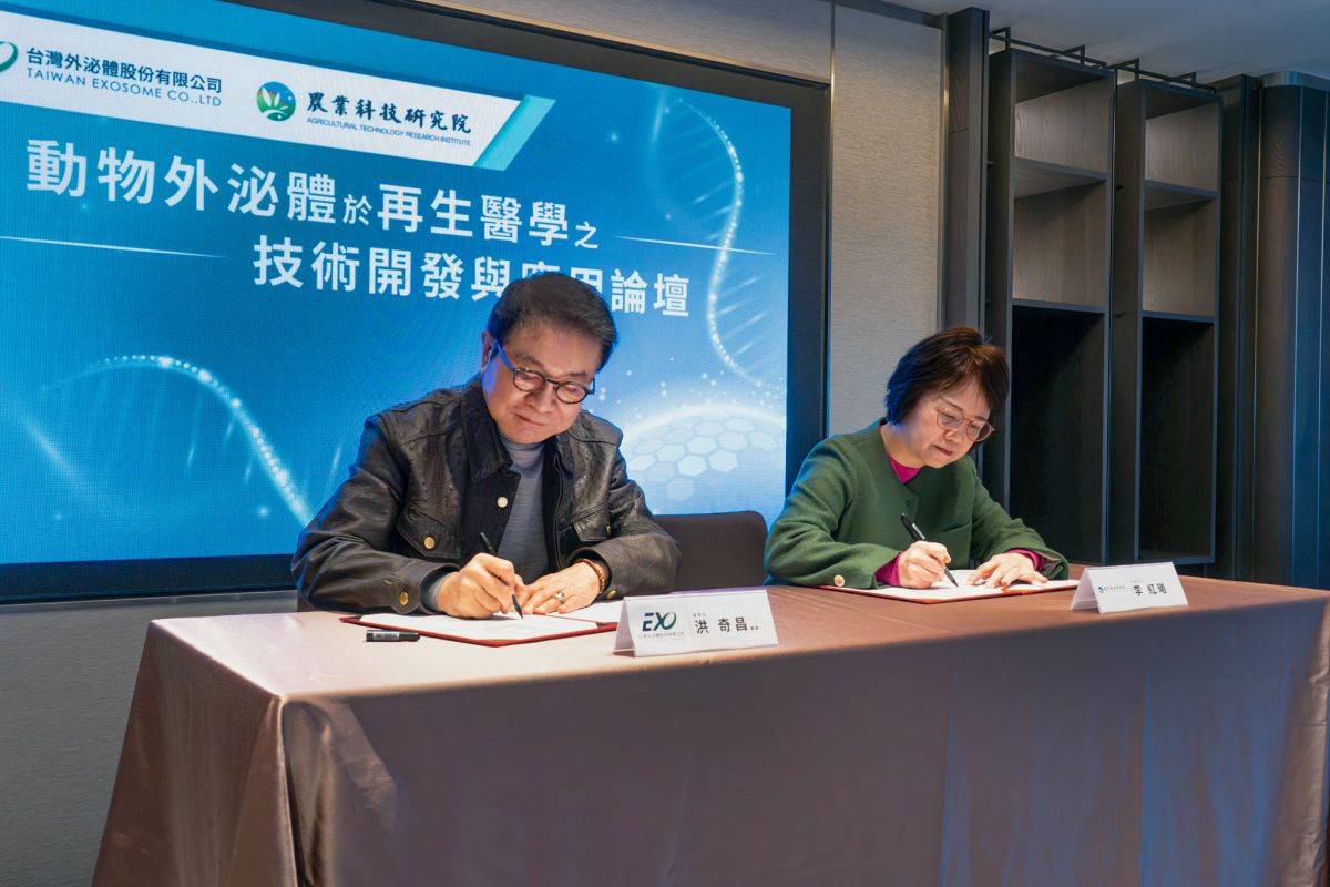 圖/台灣外泌體股份有限公司董事長洪奇昌(左)與財團法人農業科技研究院代理院長李紅曦(右)於合作簽約儀式中完成簽署,正式啟動雙方於外泌體相關技術與應用領域之合作。(台灣外泌體股份有限公司提供)