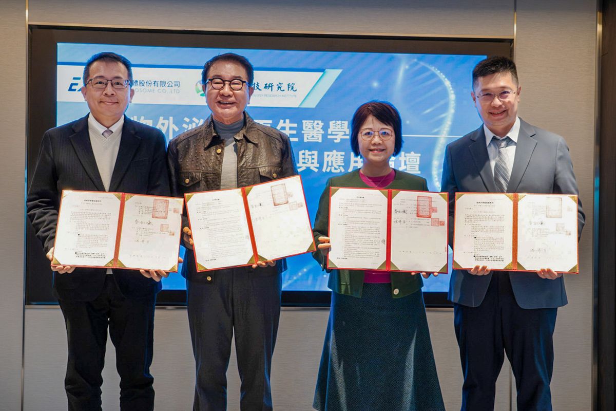 圖/雙方於簽約完成後合影留念,照片左起為台灣外泌體股份有限公司營運長暨技術長林杰良博士、董事長洪奇昌;財團法人農業科技研究院代理院長李紅曦、農業資材與加值研究所副所長楊啟裕博士。(台灣外泌體股份有限公司提供)