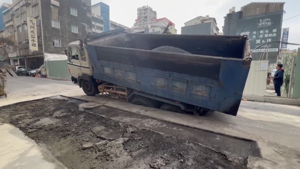快訊/塌完補了今天又塌!台南五妃街2年4塌…民怨不斷-砂石車輪胎遭吞食