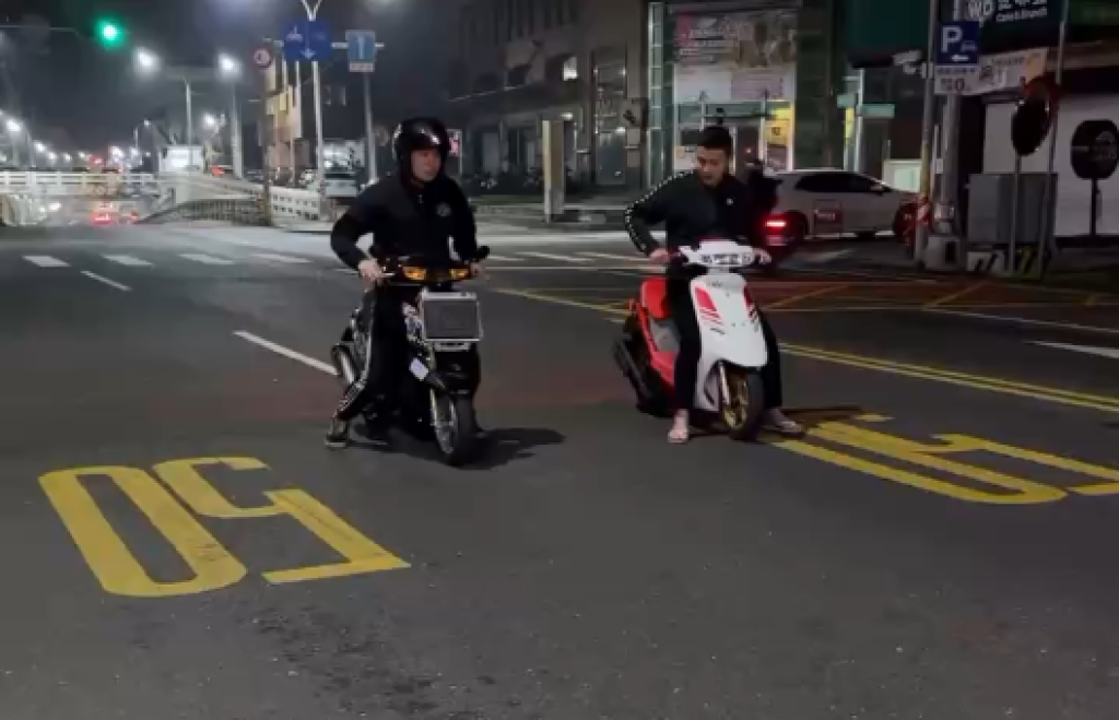 影/斗六深夜炸街猴飆車!騎士「沒戴安全帽」競速 噪音聲震天