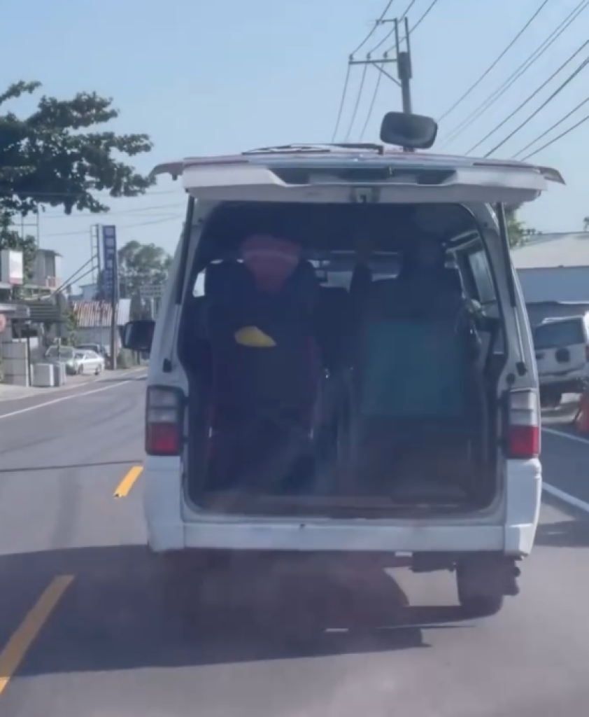 台東恐佈廂型車! 車內兩台輪椅都坐人後車門未關