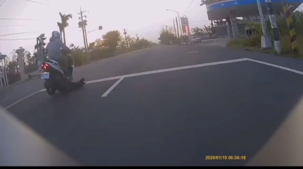 影/狗突然衝出來!台南騎士撞上摔車噴飛30公尺 黑狗翻滾3圈半動彈不得