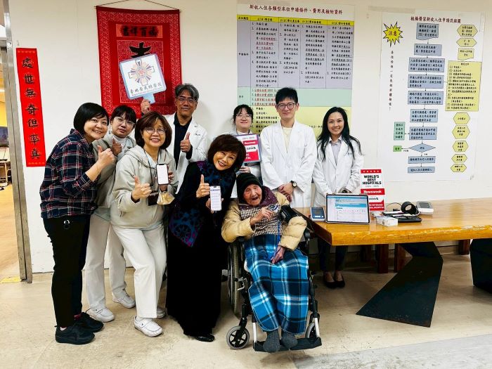 智慧醫療進駐板橋榮家 心律不整風險提前掌握 27 《圖說》北榮團隊(左)與板橋榮家家主任陳桂美(前排右二)、醫護團隊及住民合影。〈板橋榮家提供〉