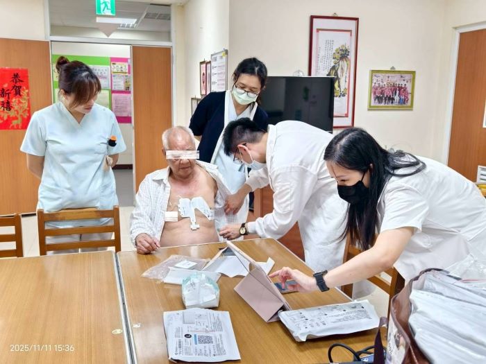 智慧醫療進駐板橋榮家 心律不整風險提前掌握 28 《圖說》北榮團隊(右二)為住民進行心電圖檢查。〈板橋榮家提供〉