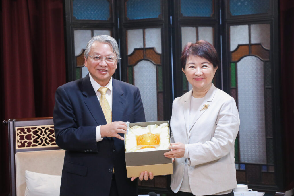 對外關係協會拜會中市府 盧秀燕感謝長期襄助城市外交 19 %E9%9B%99%E6%96%B9%E4%BA%92%E8%B4%88%E7%A6%AE%E5%93%81 1