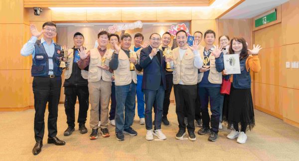 萬金杜鵑躍上國際舞台 侯:讓世界看見新北之美 26 《圖說》萬金杜鵑獲國際8大獎肯定,萬金地區花農與藝術家團隊今日於市政會議獻獎,市長侯友宜感謝民間團體齊力推動萬金杜鵑品牌,讓新北之美躍上國際,左一農業局長諶錫輝。〈農業局提供〉
